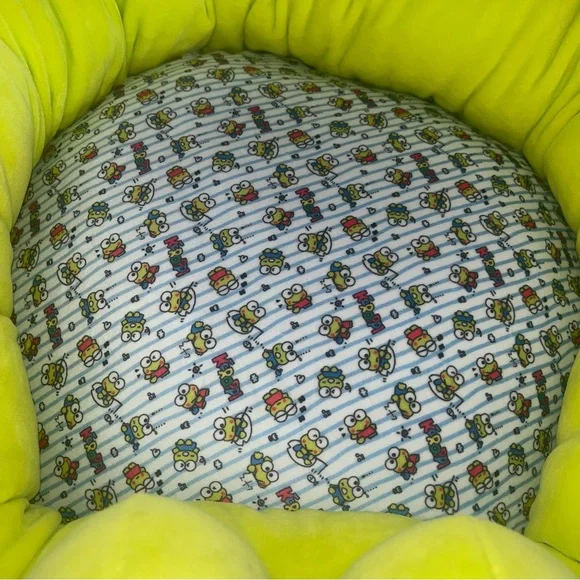 Hello Kitty Sanrio Keroppi pet bed. - Picture 7 of 14